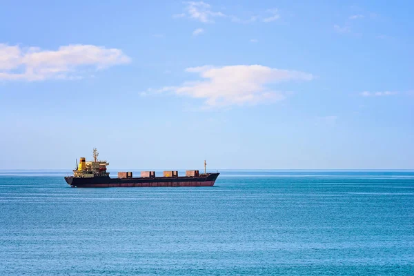 Bulkfartyget i havet — Stockfoto