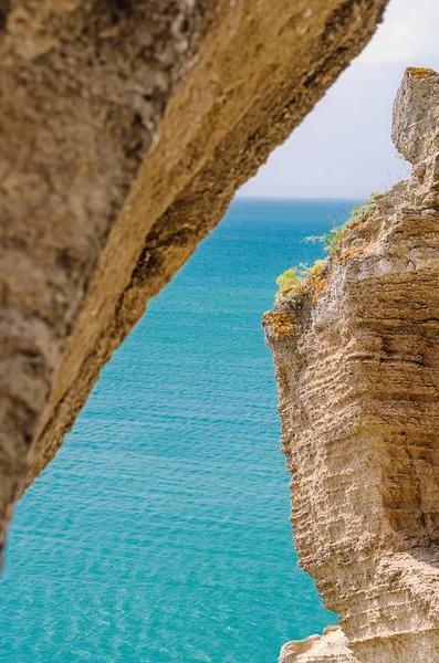 Черное море между скалами — стоковое фото