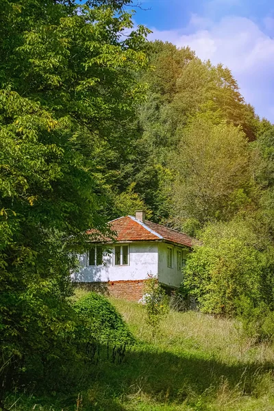 Haus im devin Flusstal — Stockfoto