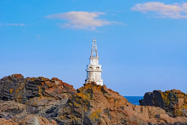 Pequeño faro en la orilla — Foto de Stock