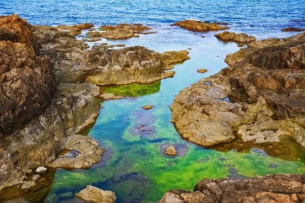 Rotsachtige kust — Stockfoto