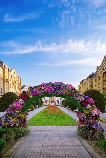 Arco de flor na praça — Fotografia de Stock