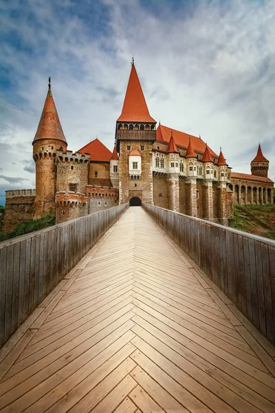 Дерев'яний міст до замку — стокове фото