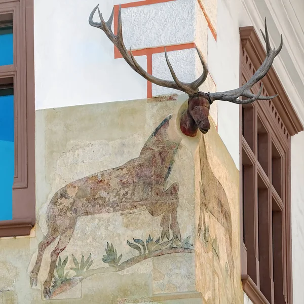 Esquina de una casa con cabeza de ciervo — Foto de Stock