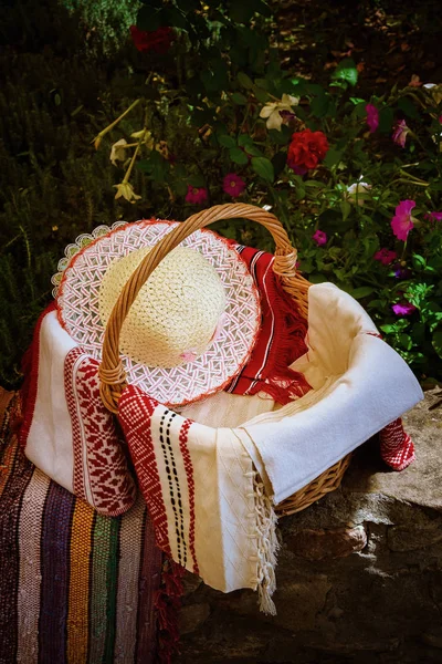 Cesta com chapéu de mulher — Fotografia de Stock