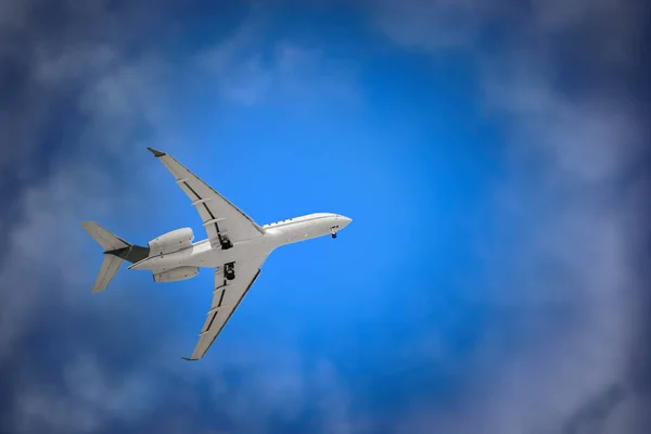Avião branco no céu — Fotografia de Stock