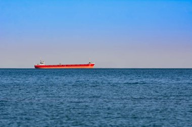 Denizde kargo gemisi