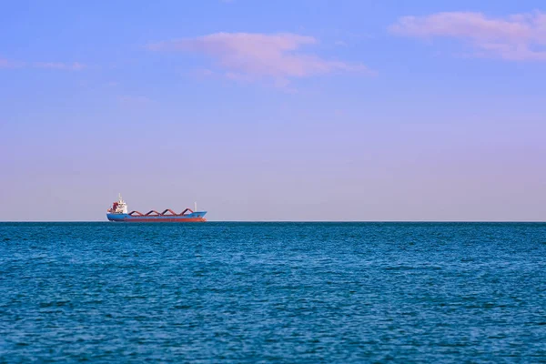 Vrachtschip in zee — Stockfoto