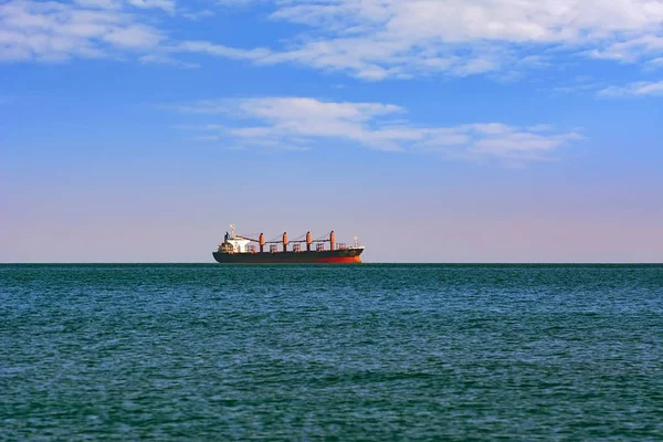 Statek towarowy w morzu — Zdjęcie stockowe