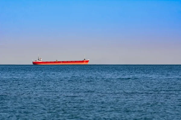 Lastfartyg i havet — Stockfoto