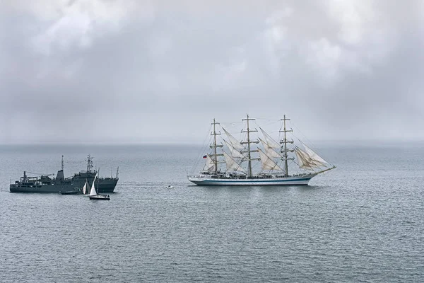 Sailing and Degaussing Ships in the Sea — Stock Photo, Image