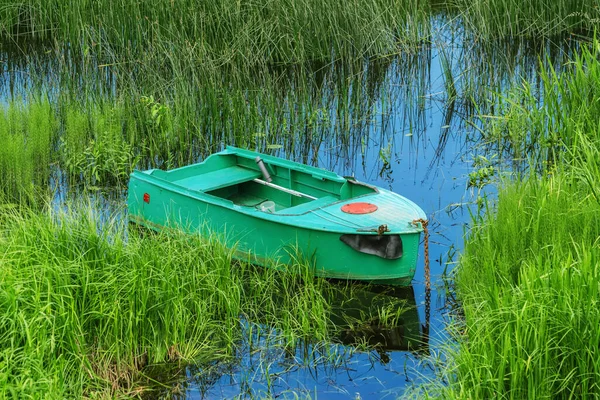 Gammal Metall Roddbåt Förtöjd Sjön — Stockfoto