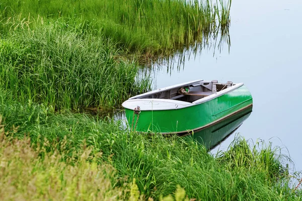 Antiguo Bote Remos Metal Amarrado Lago — Foto de Stock