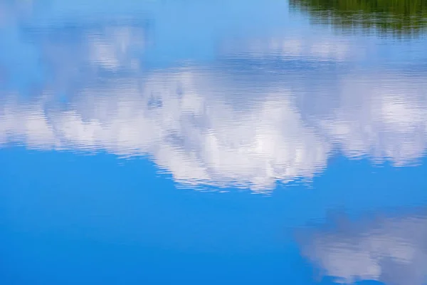 湖の雲の反射 — ストック写真