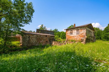Terk edilmiş eski bir su değirmeni manzarası
