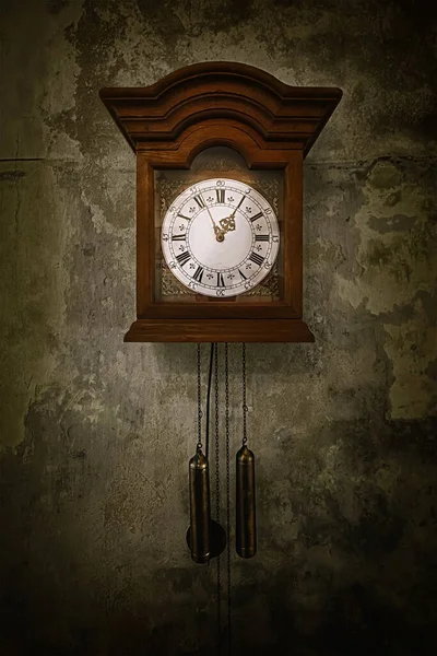 前厅墙上的老时钟 — 图库照片