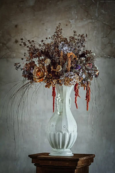 Bouquet Dried Flowers Abandoned Palace — Stock Photo, Image