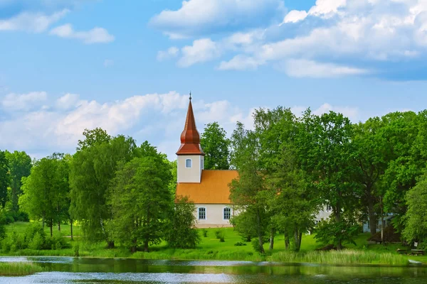 Alte Kirche Ufer Des Sees — Stockfoto