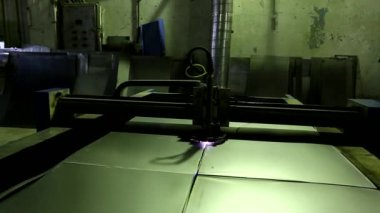 Metal iş fabrikasında kıvılcımlar ile program kontrolü kesme çelik sac ile plazma kesim makinesi