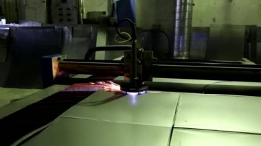 Metal iş fabrikasında kıvılcımlar ile program kontrolü kesme çelik sac ile plazma kesim makinesi