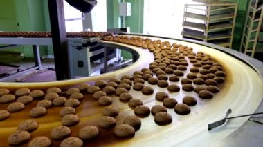 Üretim hattı pişirme. Bandında hareket tanımlama bilgileri