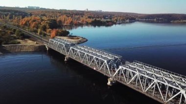 Drone üzerinde Voronezh Nehri üzerinde Demiryolu Köprüsü üzerinde uçuş