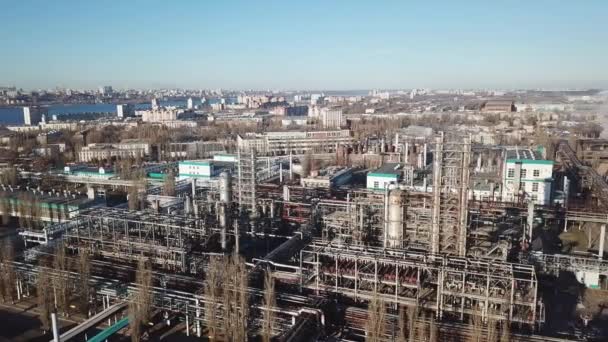 Industriegebiet Chemiefabrik. Blick von der fliegenden Drohne — Stockvideo