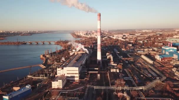 Thermische centrale. Lucht mening van vliegende hommel van grote industriezone — Stockvideo