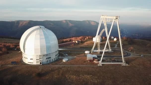 Observatório astrofísico especial à noite. Vista aérea de drone voador — Vídeo de Stock