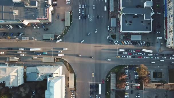 Vista superior de la intersección de carreteras y estacionamiento tomado por dron. Coches en movimiento — Vídeos de Stock