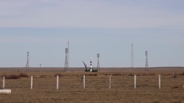 Lancering van het ruimteschip Sojoez naar het International Space Station vanaf de lanceerbasis Bajkonoer — Stockvideo
