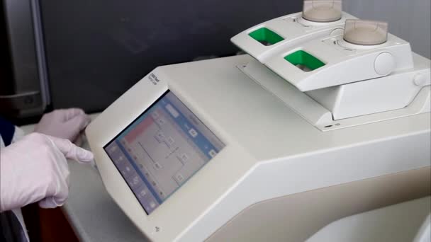 Científico con mano enguantada está programando análisis de ADN en tiempo real PCR-cycler — Vídeos de Stock