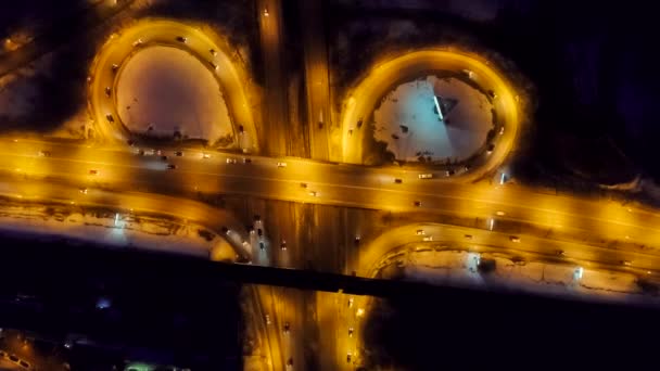 Közlekedési csomópont a téli éjszakában, felülnézet drone — Stock videók