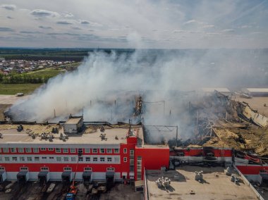 Yanan endüstriyel dağıtım deposu, havadan insansız hava aracı görünümü
