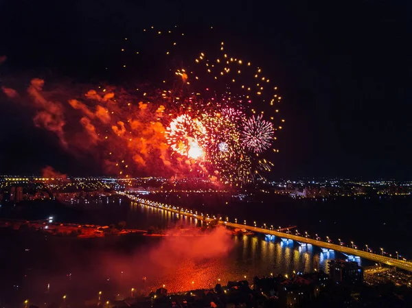 Fyrverkeri över Voronezh under firandet av Segerdagen, Flygfoto tagen av Drone — Stockfoto
