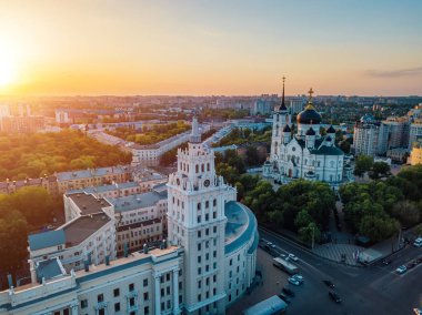 Akşam kış Voronezh şehir manzarası. Gün batımında güney-doğu demiryolu ve Annunciation Katedrali yönetim kulesi