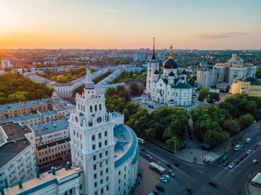 Akşam kış Voronezh şehir manzarası. Gün batımında güney-doğu demiryolu ve Annunciation Katedrali yönetim kulesi
