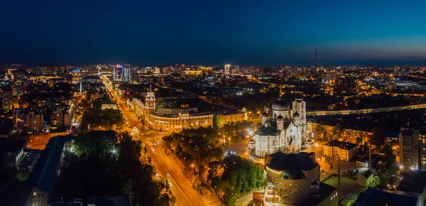 Notte estate Voronezh paesaggio urbano. Torre di gestione della ferrovia sud-est e Cattedrale dell'Annunciazione — Foto Stock