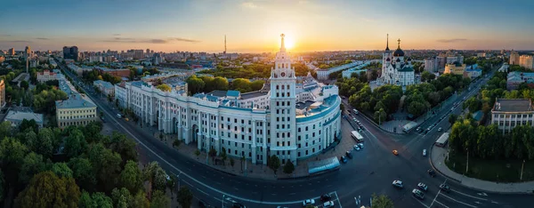 Noite verão Voronezh paisagem panorâmica da cidade. Torre de gestão da ferrovia sudeste e Catedral de Anunciação — Fotografia de Stock