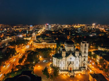 Voronezh 'in gece şehri. Duyuru Katedrali ve Güneydoğu Demiryolu Yönetim Kulesi