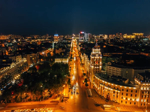 Noche de verano Voronezh, vista aérea. Torre de gestión del ferrocarril del sudeste y perspectiva de Revolución —  Fotos de Stock