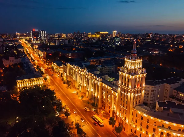 Night Summer Voronezh, utsikt från luften. Stå hög av ledning av South-East järnväg och rotations utsikter — Stockfoto