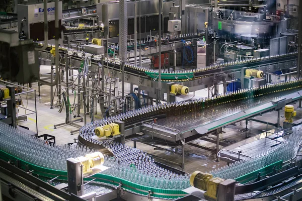 Moderna linha de produção automatizada de engarrafamento de cerveja. Garrafas de cerveja em movimento no transportador — Fotografia de Stock