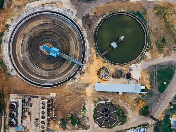 Clarificateurs ronds à l'usine de traitement des eaux usées, vue de dessus — Photo