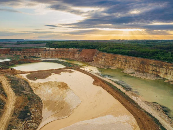 Cantera de piedra caliza con un estanque en la región de Lipetsk —  Fotos de Stock