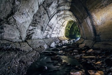 Büyük oviform yeraltı tornalama drenaj kanalizasyon tüneli akan yeraltı nehri