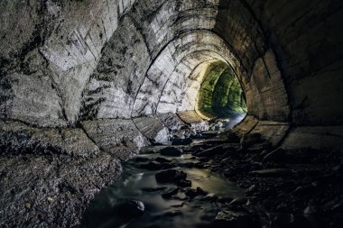 Büyük oviform yeraltı tornalama drenaj kanalizasyon tüneli akan yeraltı nehri
