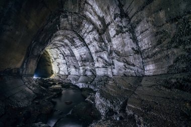 Büyük oviform yeraltı tornalama kanalizasyon tüneli akan yeraltı nehri
