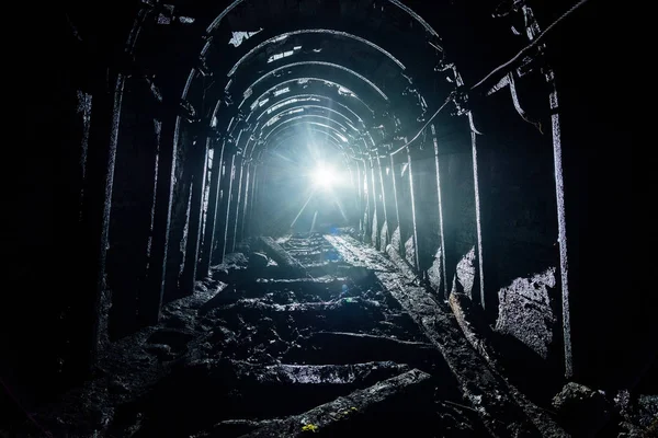 Mine de charbon sombre abandonnée avec doublure rouillée dans le rétroéclairage — Photo