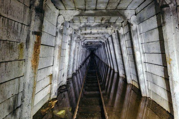 Mine d'uranium abandonnée inondée avec chemin de fer rouillé — Photo